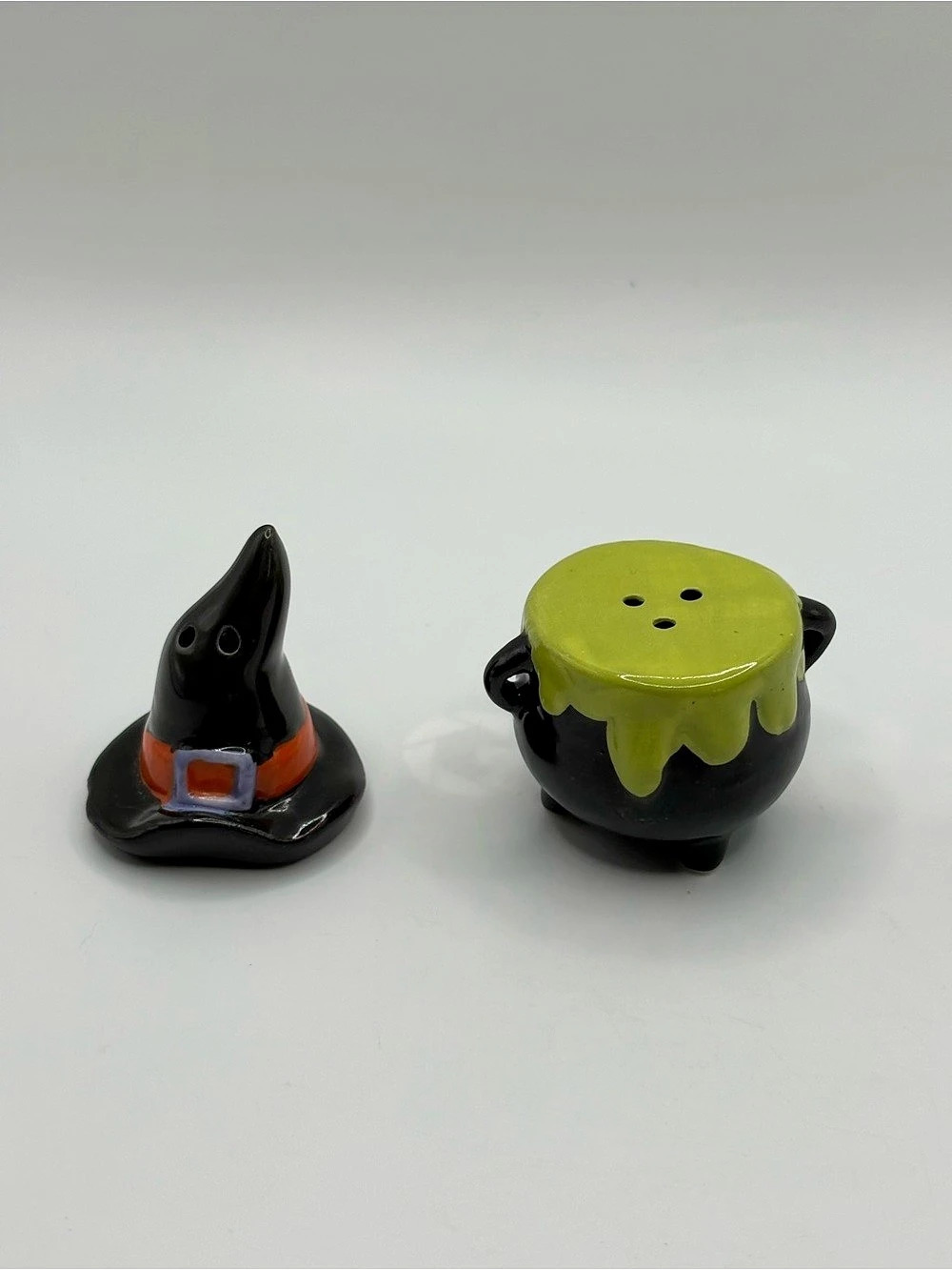 Ceramic Witches Hat And Boiling Couldron Salt And Pepper Shakers Halloween 2”20